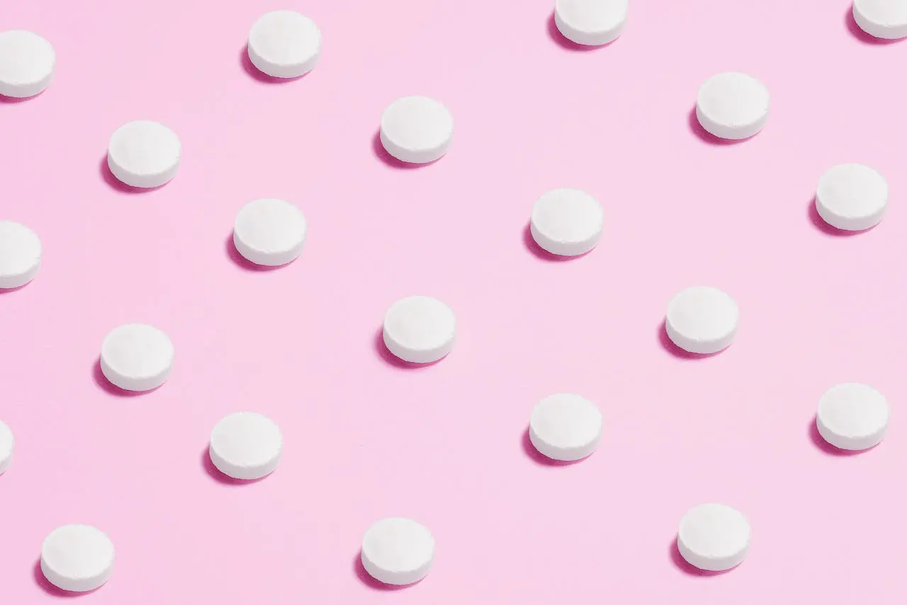 pills, weight loss, melatonin, white pills in pink background